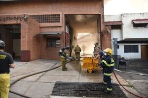 Incendio de grandes proporciones en un deposito de ropa de Asunción