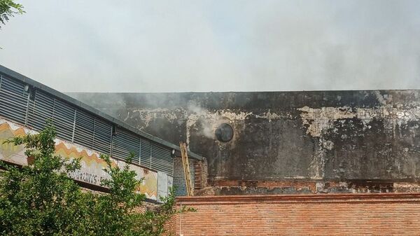 Incendio en L’uomo: fuego está “contenido”, pero bomberos siguen trabajando - Nacionales - ABC Color
