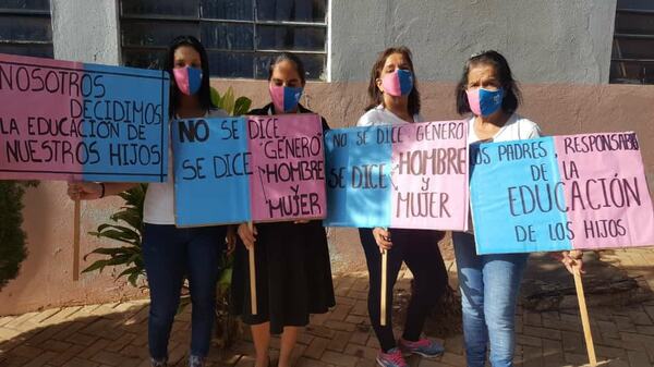 Juntan firmas para prohibir educar con "ideología de género"