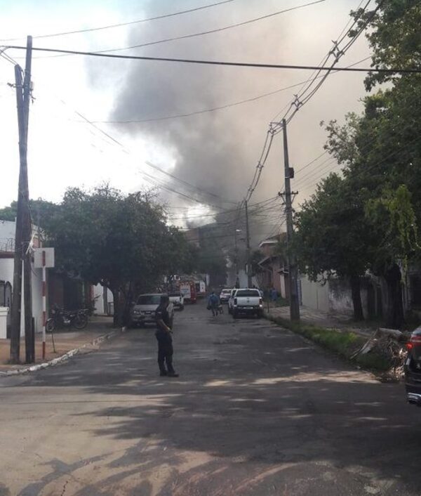 Con “malabares” bomberos enfrentan incendio en zona mercado 4