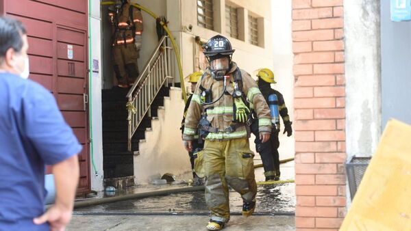 Bomberos controlan incendio en depósito de ropa de Asunción