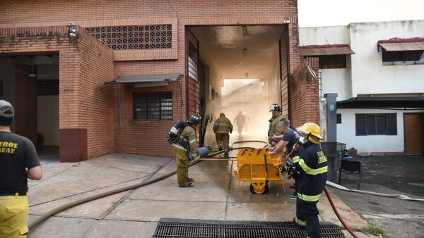 Así lucharon los bomberos desde el interior del depósito en llamas
