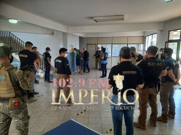 Expulsan del país a líder y soldados del PCC