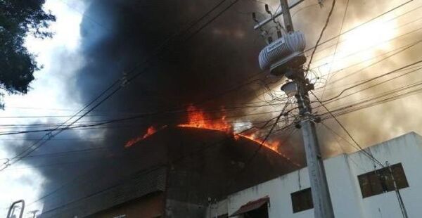 Tras ardua labor, bomberos controlan incendio en fábrica de L’uomo