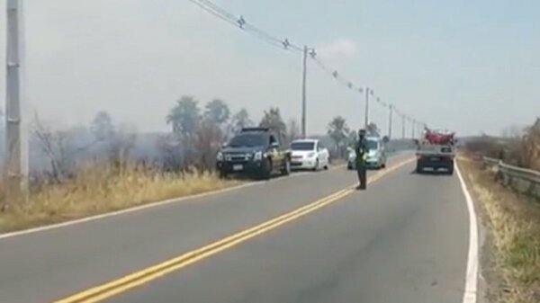 Agentes camineras dirigen tránsito debido al intenso humo | Noticias Paraguay