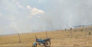 Incendio de pastizal pone en riesgo a una comunidad de Coronel Oviedo - Nacionales - ABC Color
