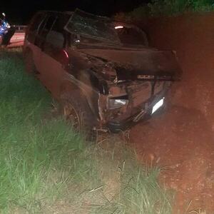 Perdio el control de su vehiculo y choco contra un barranco