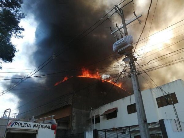 Tras ardua labor, bomberos controlan incendio en fábrica de L'uomo - ADN Digital