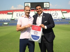 Visita del titular de la UEFA al Defensores del Chaco - APF