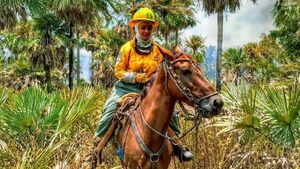 Bombera valé recorre kilómetros en caballo para apagar incendios