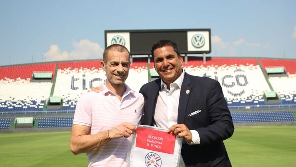 El presidente de la UEFA visitó el Defensores del Chaco