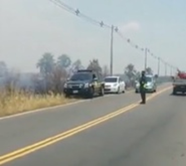 Agentes de la caminera dirigen tránsito debido al intenso humo - Paraguay.com