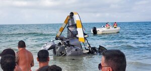 Brasil: cayó un helicóptero en la playa de Canasvieiras con turistas a bordo