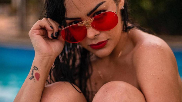 Crónica / Famoso cantante británico, seducido por la "pechochidad" de Larissa