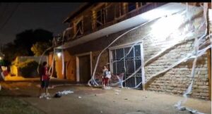 Ciudadanos protestan frente a casa de juez que otorgó libertad ambulatoria a Ramón González Daher - Nacionales - ABC Color