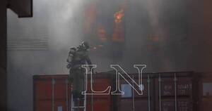 La Nación / Controlan fuego en fábrica de conocida marca de ropa