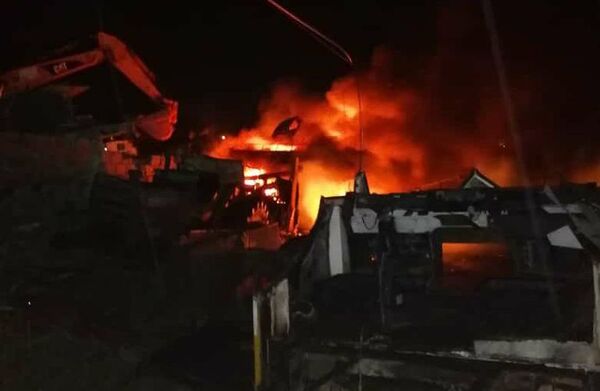 Bomberos controlan incendio de gran magnitud en chatarrería de Coronel Oviedo - Nacionales - ABC Color