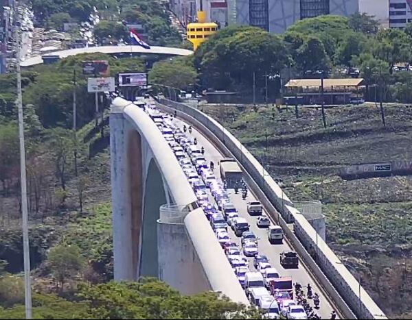 Continúa caos vehicular sobre la Ruta PY02 por huelga en la Receita Federal - La Clave