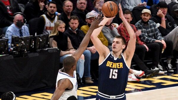 NBA: Embiid y Jokic se roban la noche