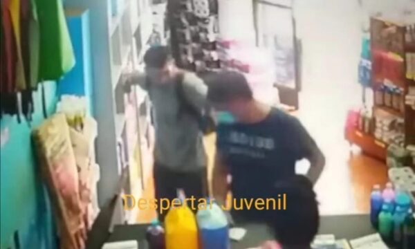 Dúo de delincuentes asalta un comercio y roba celular y dinero – Diario TNPRESS