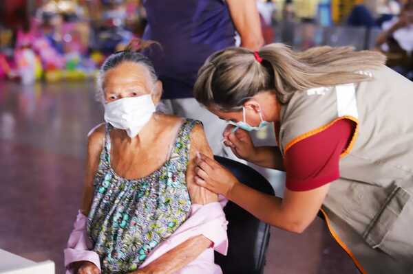 Anticuerpos contra ómicron se incrementan 10 veces tras tercera dosis en mayores de 65 años - .::Agencia IP::.