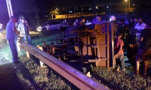 Camioneta de la ANDE embiste un motocarro en que viajaba una familia – Diario TNPRESS