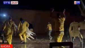 Jubiloso festejo de bomberos ante las lluvias en la golpeada Misiones | Noticias Paraguay