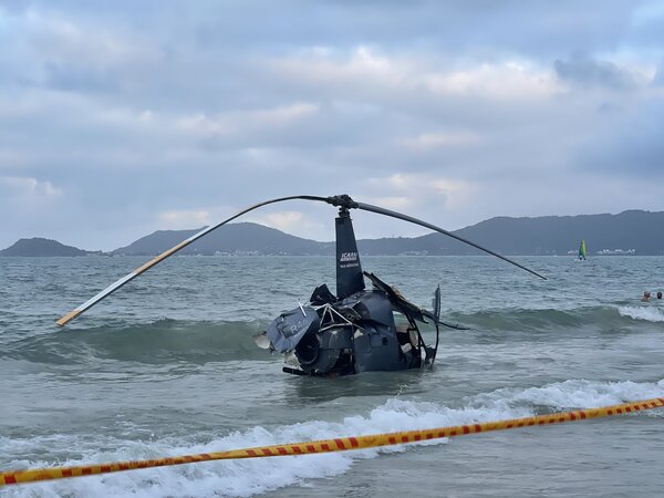 Tres heridos tras estrellarse un helicóptero en una playa de Florianópolis