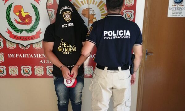 Detienen a hombre con rosario de órdenes de captura