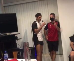 Roque canta “Solito” de Salamandra (VIDEO)