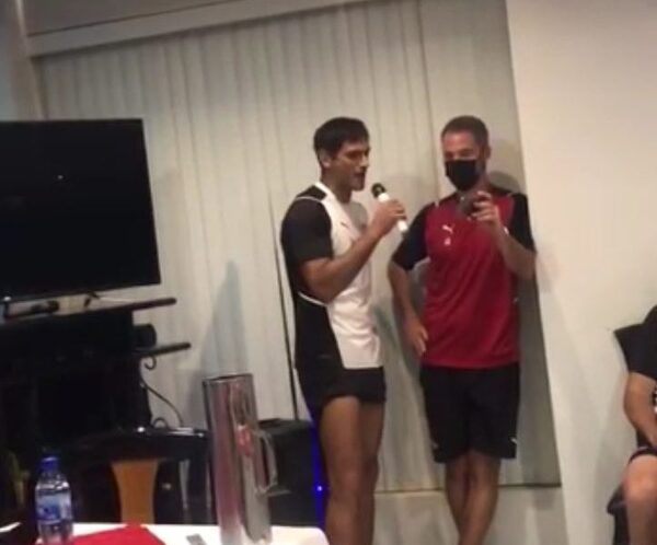 Roque canta “Solito” de Salamandra (VIDEO)