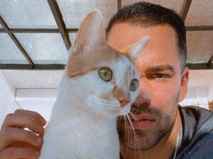 Crónica / ¡Ingueroviable! Subastará una cita para que conozcan a su gato
