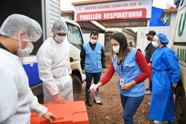 Reparten diariamente más de 500 marmitas a personal de blanco y pacientes con covid - La Clave