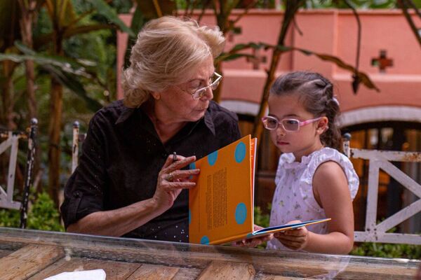 Teresa María Gross Brown presenta su primer libro para niños “Las Salamandras Viajeras”