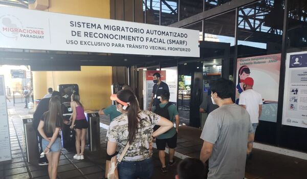 Suman a 14 los extranjeros rechazados por no estar vacunados - ADN Digital