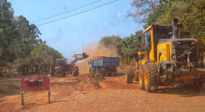 INICIA TRABAJO DE EMPEDRADO EN CAMINO VECINAL DE LA COMPAÑÍA AGUARARÉ DE CNEL. BOGADO - Itapúa Noticias