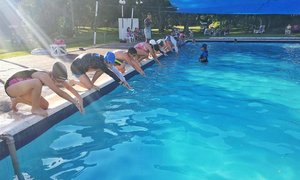 Competencia de natación en el Club Coronel Oviedo - OviedoPress