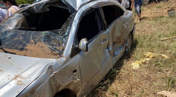 Automóvil atropella una casilla: muere una joven madre y su hijo de 10 años queda grave