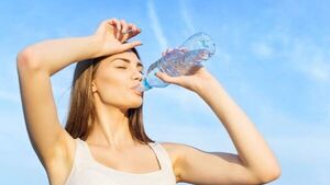 ¿Cuántos litros de agua debemos tomar ante la ola de calor?