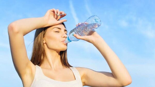 ¿Cuántos litros de agua debemos tomar ante la ola de calor?