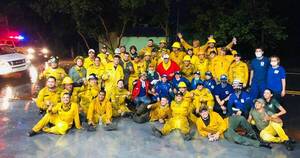 La Nación / Bomberos voluntarios festejaron la lluvia “más que el gol de Chilavert contra Argentina”