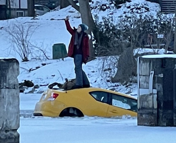 Mientras su auto se hundía, ella decidió tomarse una selfie