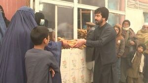 Reparto de pan para contener el hambre en Kabul