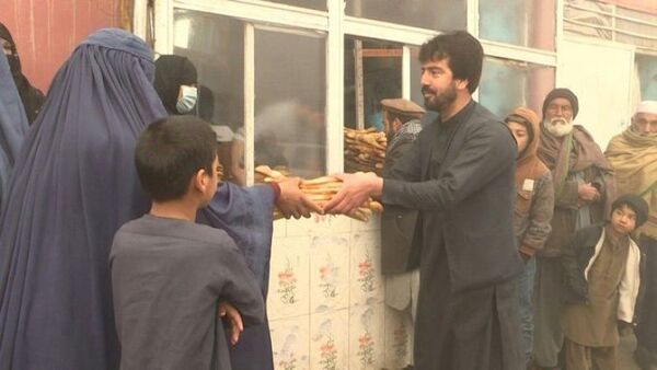 Reparto de pan para contener el hambre en Kabul