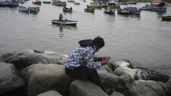 Perú declara emergencia por derrame; 21 playas contaminadas