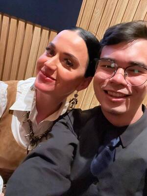 El paraguayo que conoció a Katy Perry y posó junto a Maluma