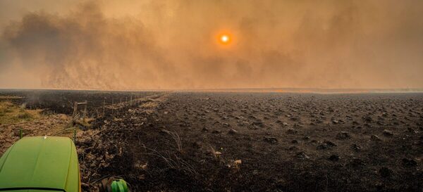 Con su cámara capturó el fuego que ardía en el campo de su padre: “Detrás de cada foto hay una historia”