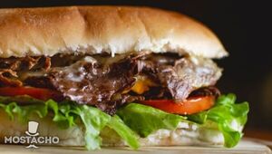 Mostacho redefine los clásicos lomitos y hamburguesas que te dejarán sin palabras