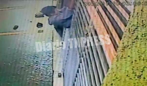 Dos ladrones violentan cerradura de una farmacia e ingresan a robar – Diario TNPRESS