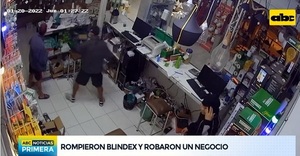 Detienen a tres sospechosos de ingresar a comercio y llevarse una computadora